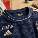Maillot Italie femme extérieur 2025 floral bleu nuit, blason brodé AEROREADY